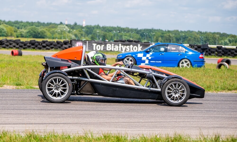 lekkie auto na torze