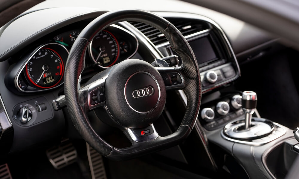 wnętrze audi r8 v10 z automatyczną skrzynią biegów