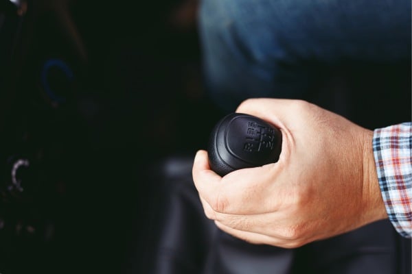 ręka na lewarku skrzyni bieg&oacute;w