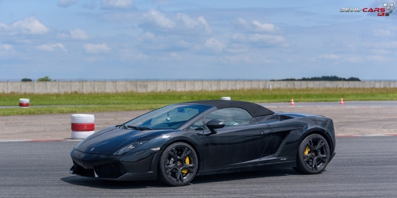 czarne lamborghini gallardo