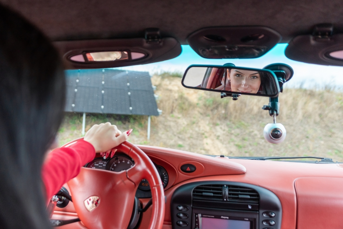 kamera 360 w sportowym aucie porsche