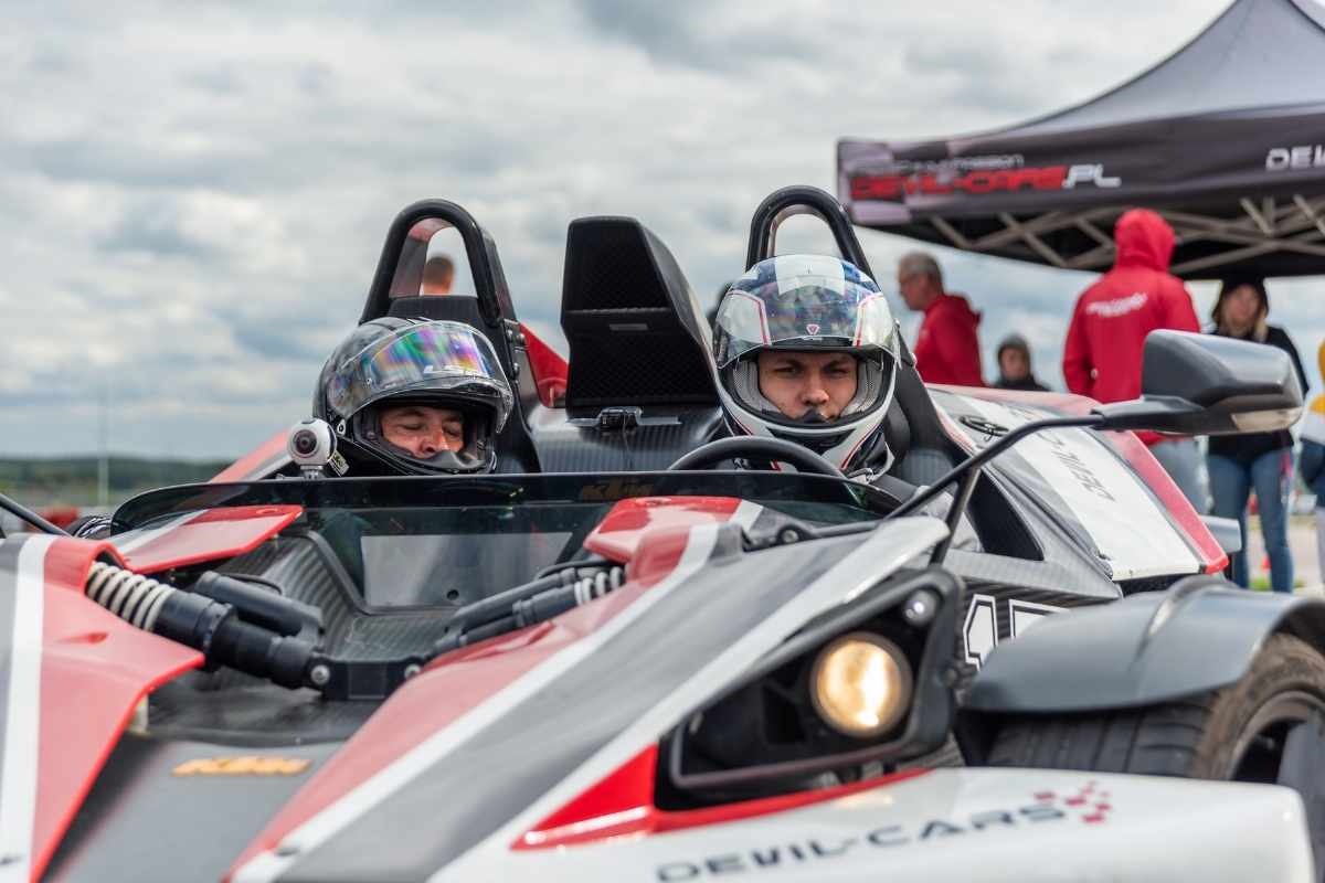 ktm x-bow z kamerą do nagrywania filmu 360