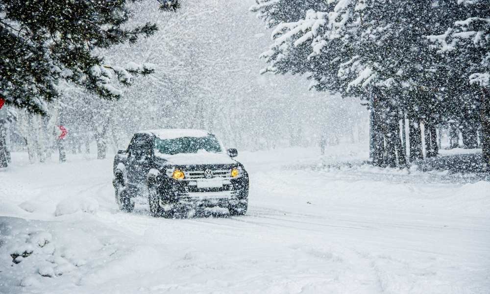 samochód terenowy na drodze zimą