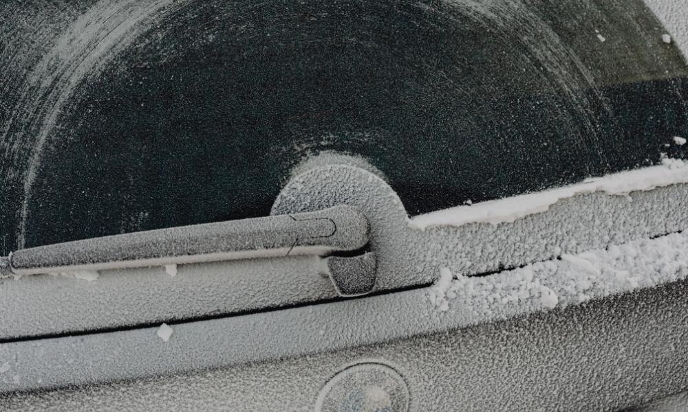 tylna szyba zamarznięta zimą