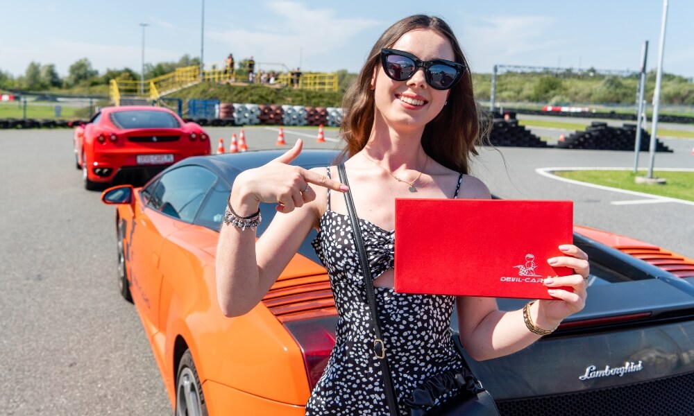 dziewczyna na torze trzymająca voucher na przejazd