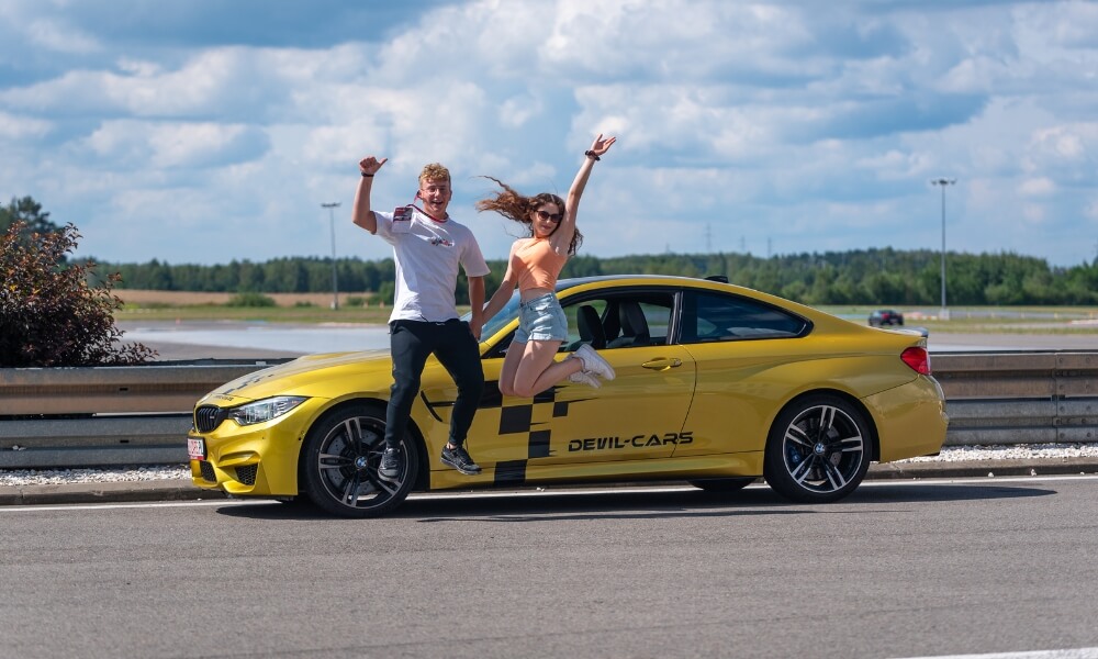 zakochana para na torze przy bmw m4