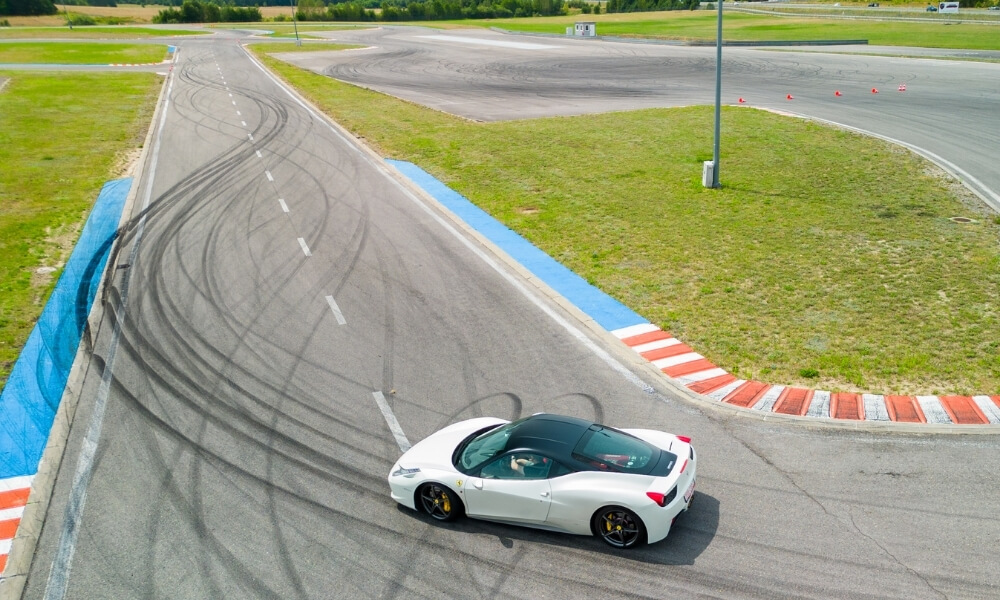 Ferrari 458 Italia na torze wyśicgowym