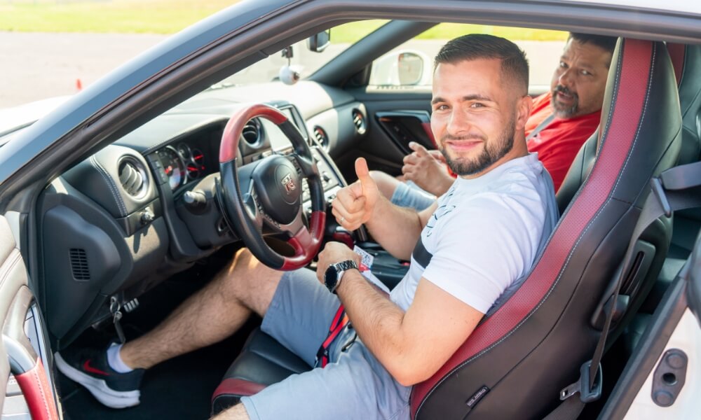 mężyczyzna w nissanie gt-r