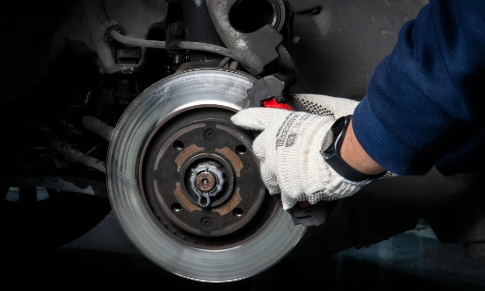 zakładanie klocków na tarczę hamulcową