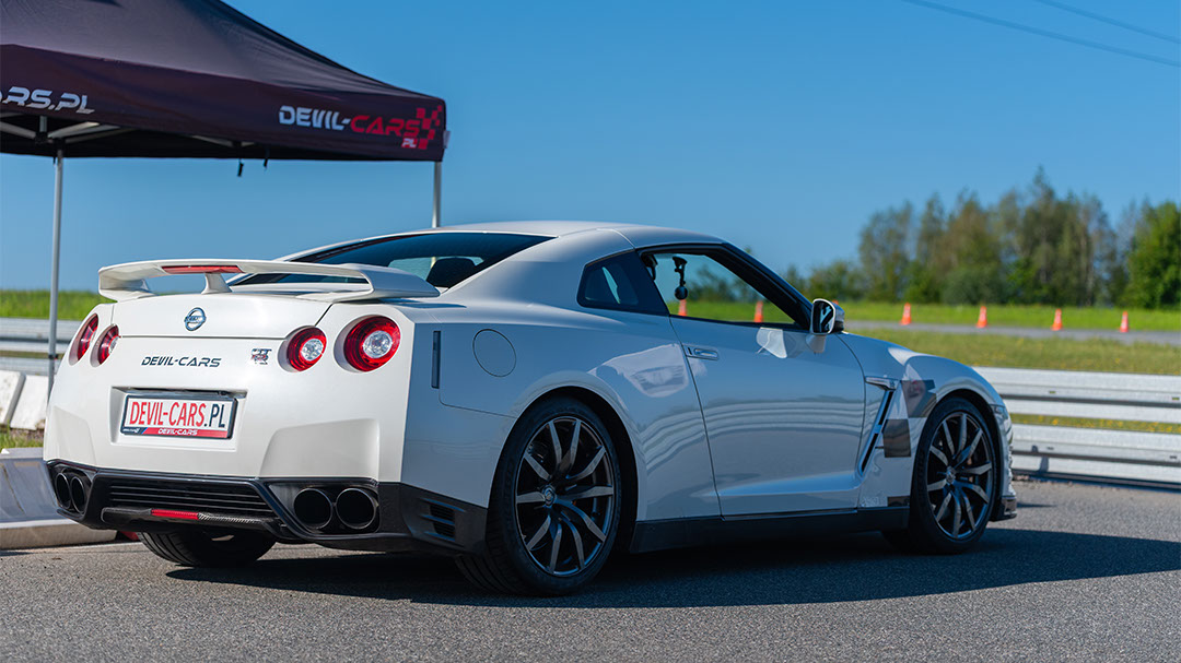nissan gt-r tył