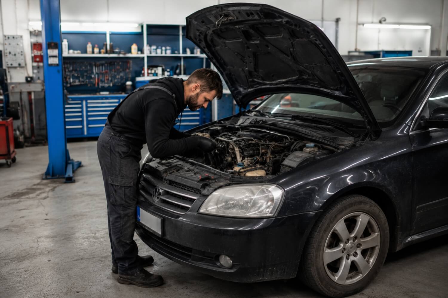mechanik wymieniający rozrząd