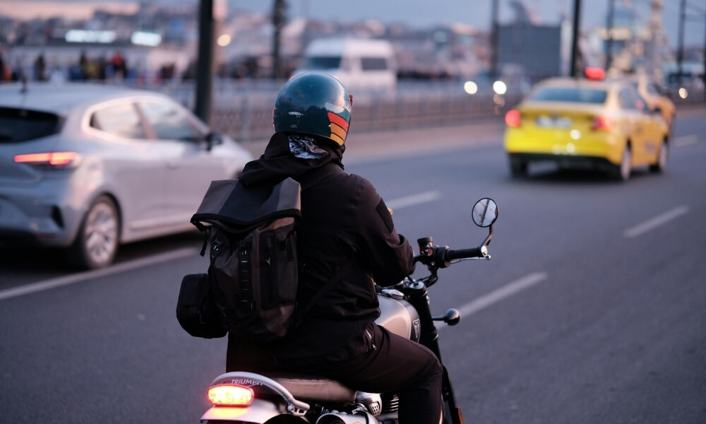 jazda motocyklem w mieście