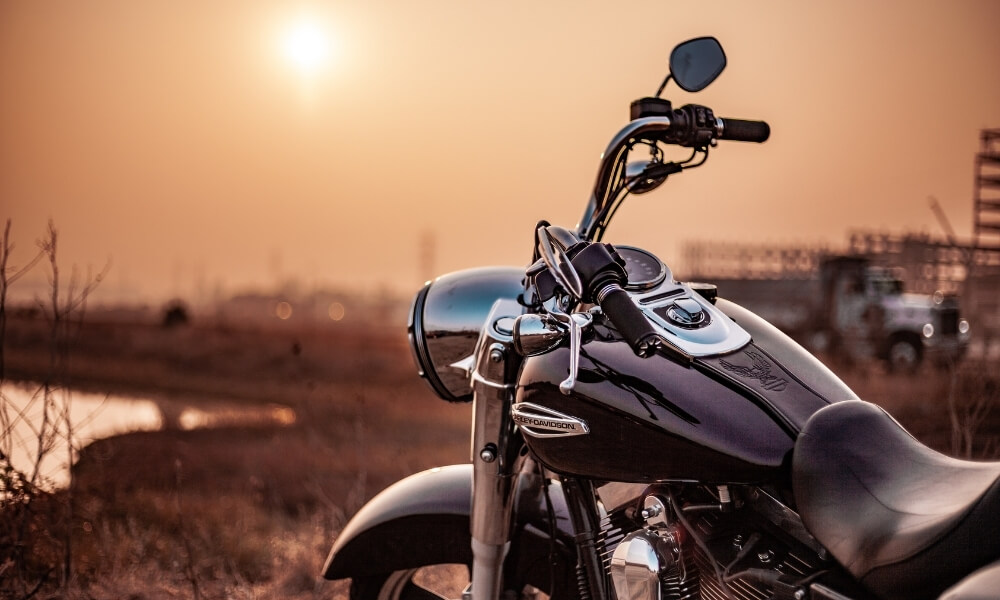 klasyczny motocykl przy zachodzie słońca