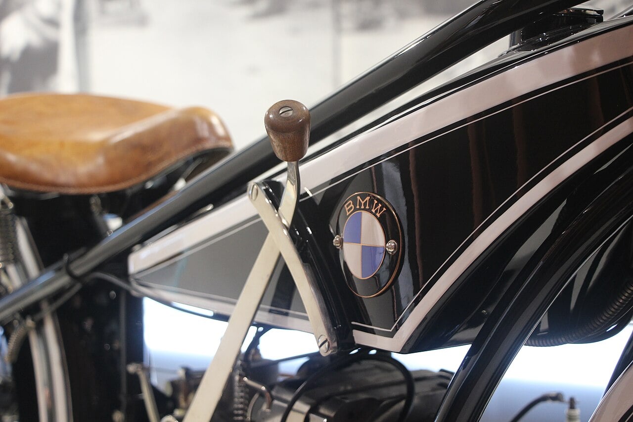 Logo BMW na zbiorniku motocykla R 32.
