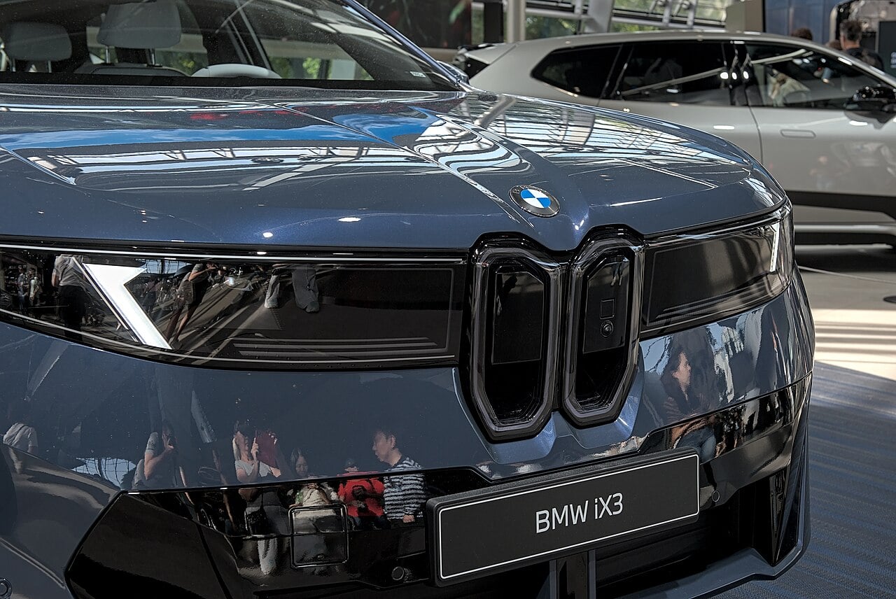Przód BMW iX3 z logo BMW na masce